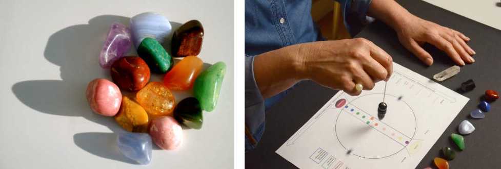 Dans la photo de gauche, une petite séction de Pierres de résonnance, que j'utilise avec mon pendule en analyse de l'aura. A droite, photo de main qui tient le pendule au-dessus de ma planche-graphique spécifique à l'aura